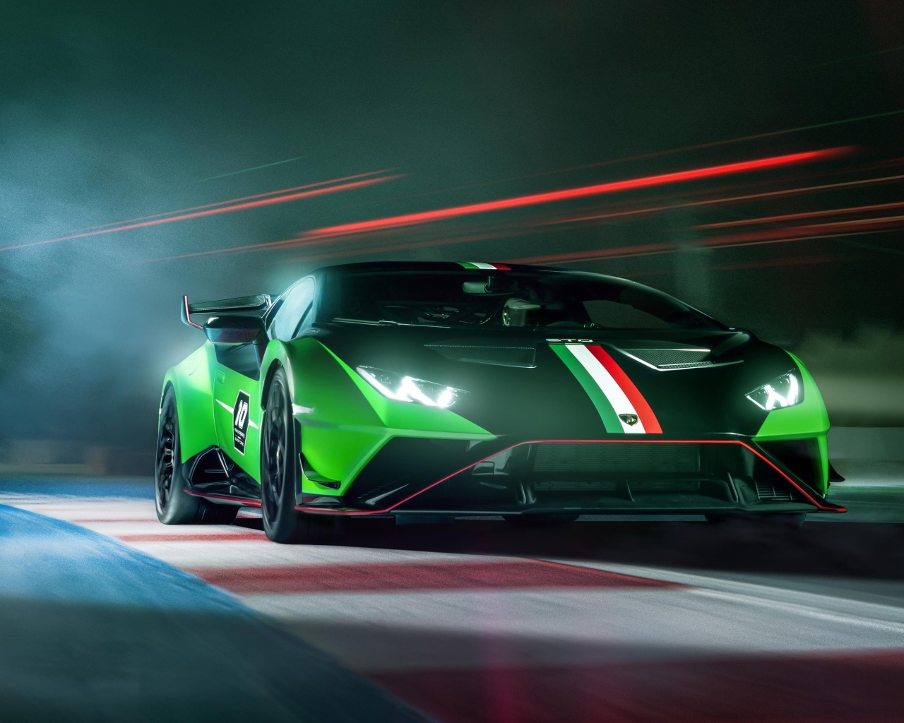 Автомобиль Lamborghini Huracan STO SC 10 Anniversario в дыму
