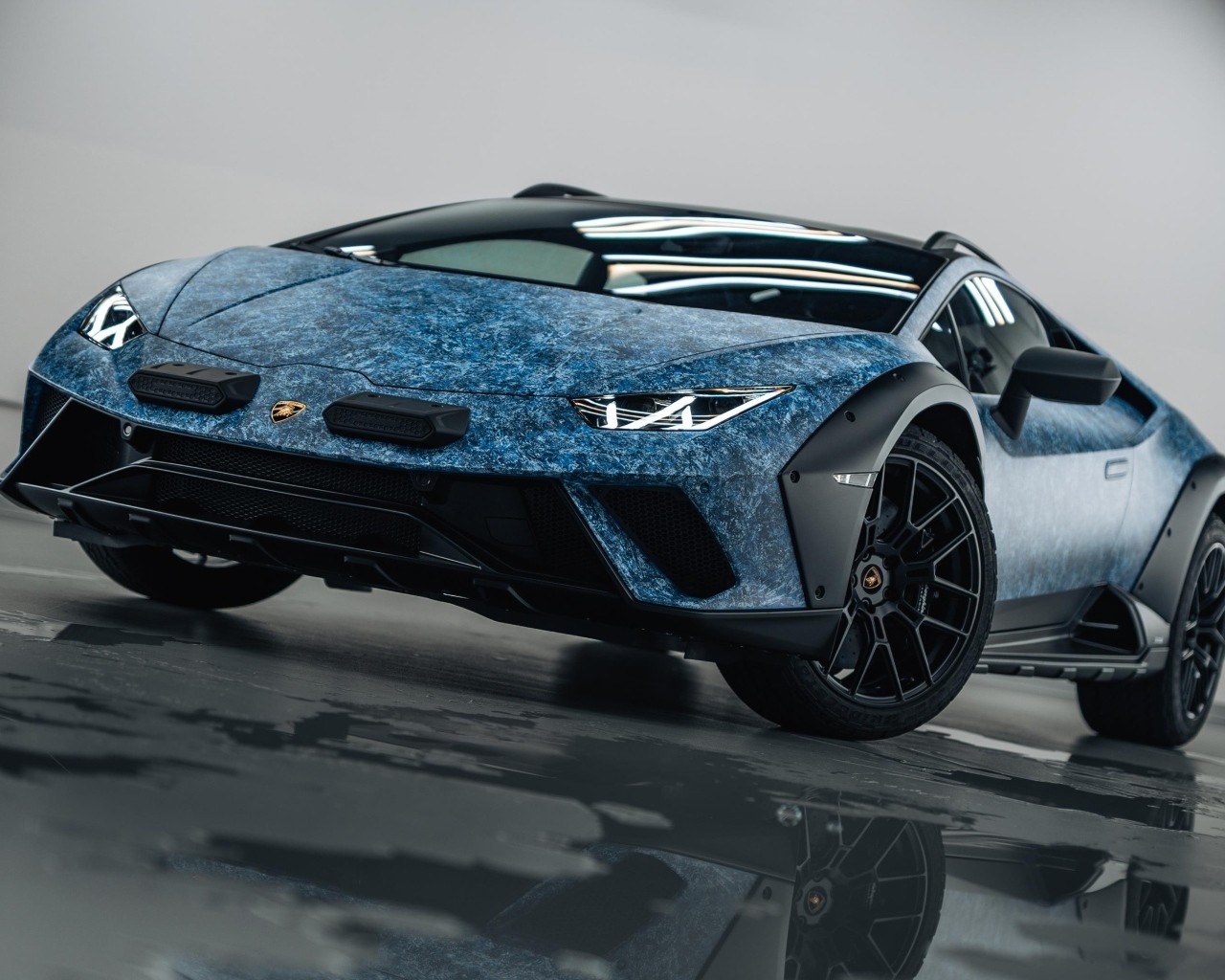 Автомобиль Lamborghini Huracán  в здании