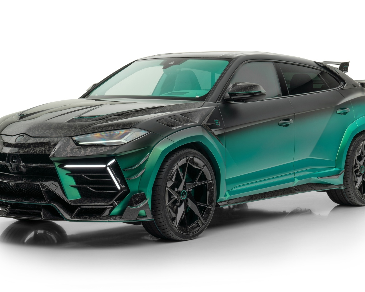 Автомобиль Lamborghini Urus Mansory Venatus S на белом фоне