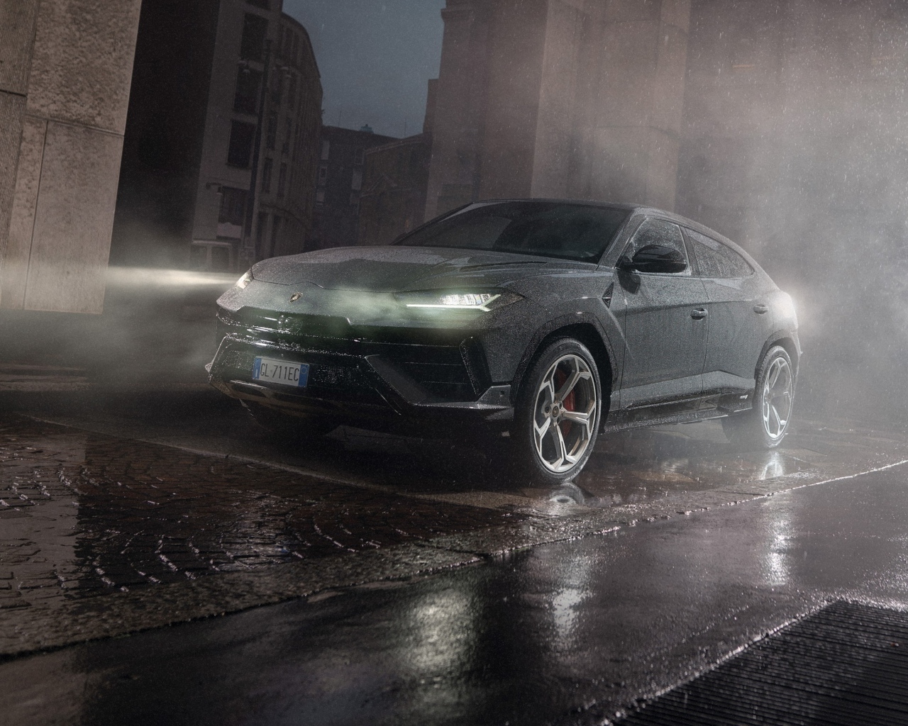 Автомобиль Lamborghini Urus S под дождем