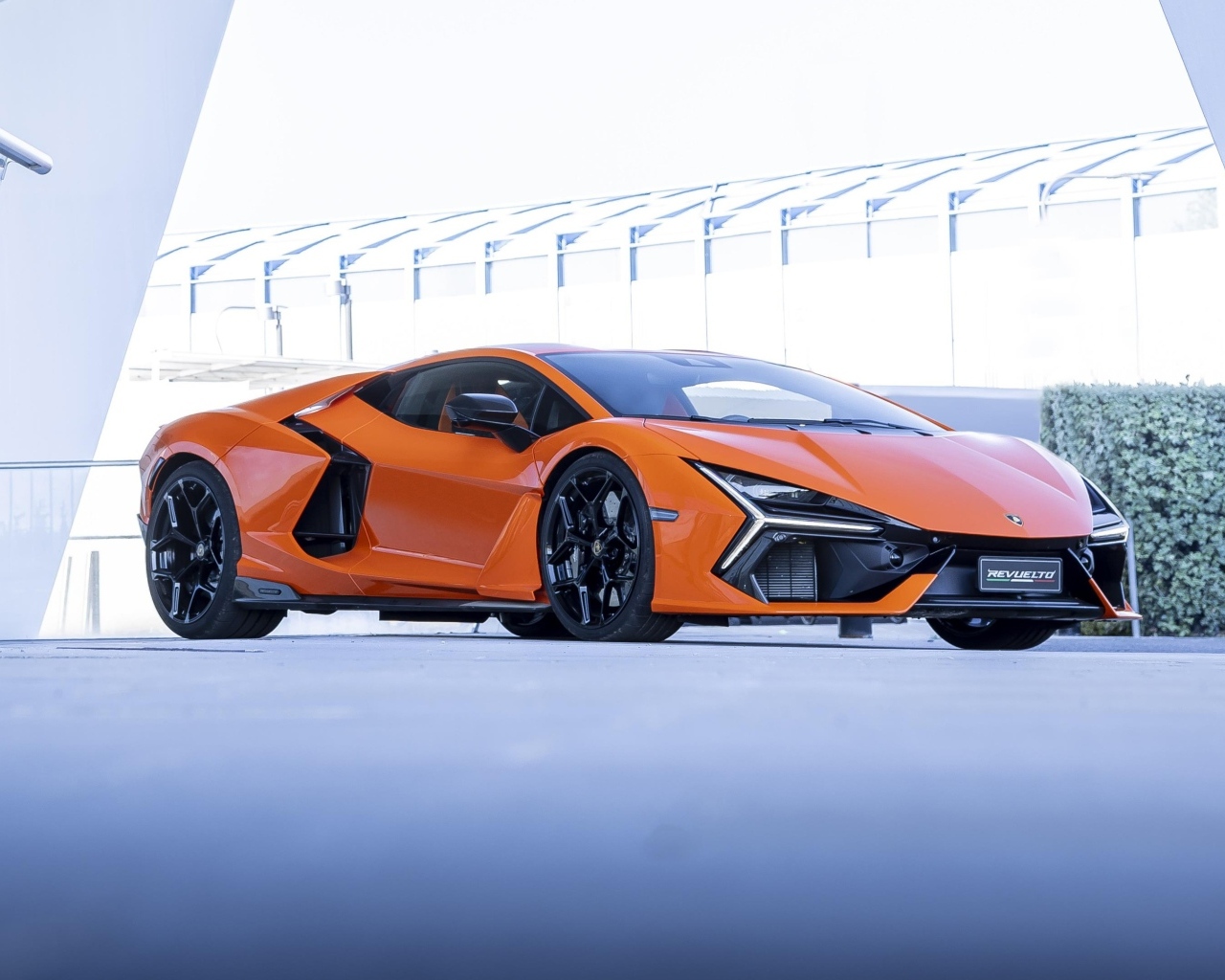 Оранжевый автомобиль Lamborghini Revuelto