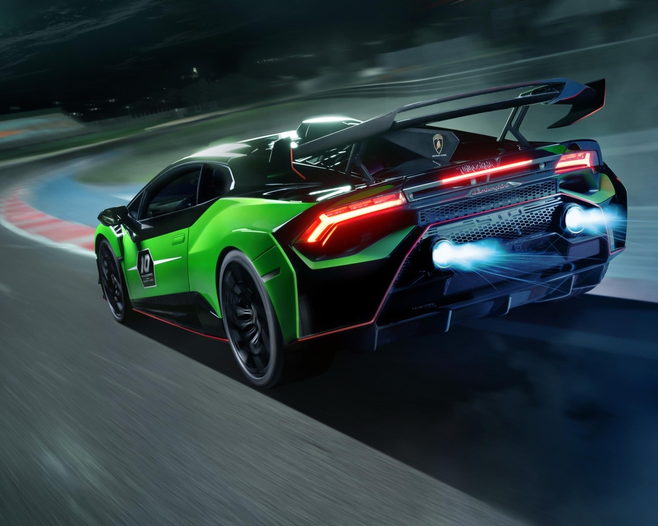 Вид сзади на автомобиль Lamborghini Huracan STO SC 10 Anniversario