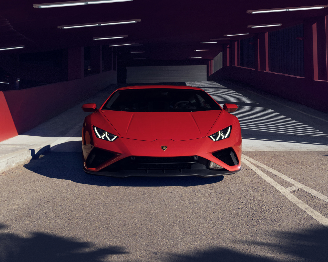 Красный Lamborghini Huracan EVO RWD на парковке