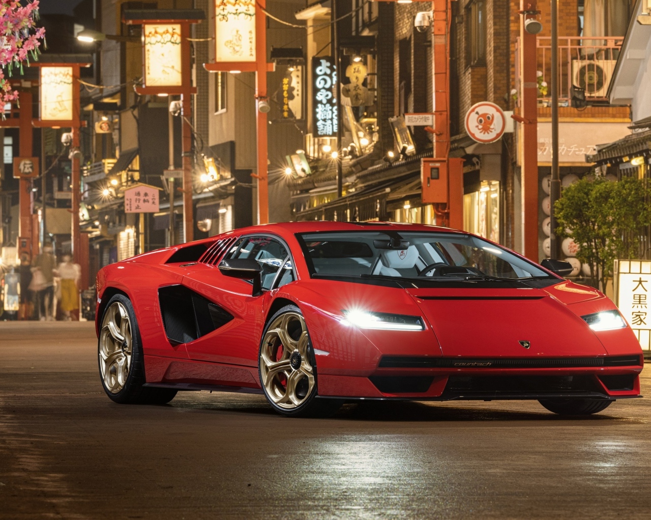 Красный быстрый автомобиль Lamborghini Countach LPI 800-4  в городе