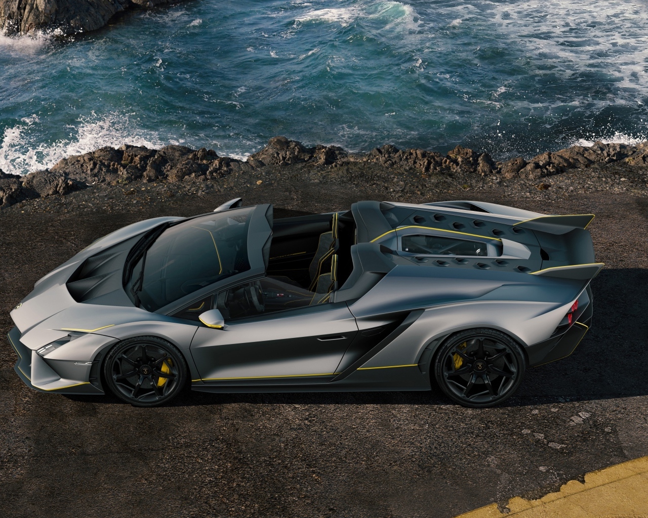 Серебристый автомобиль Lamborghini Autentica 2024  года вид сверху