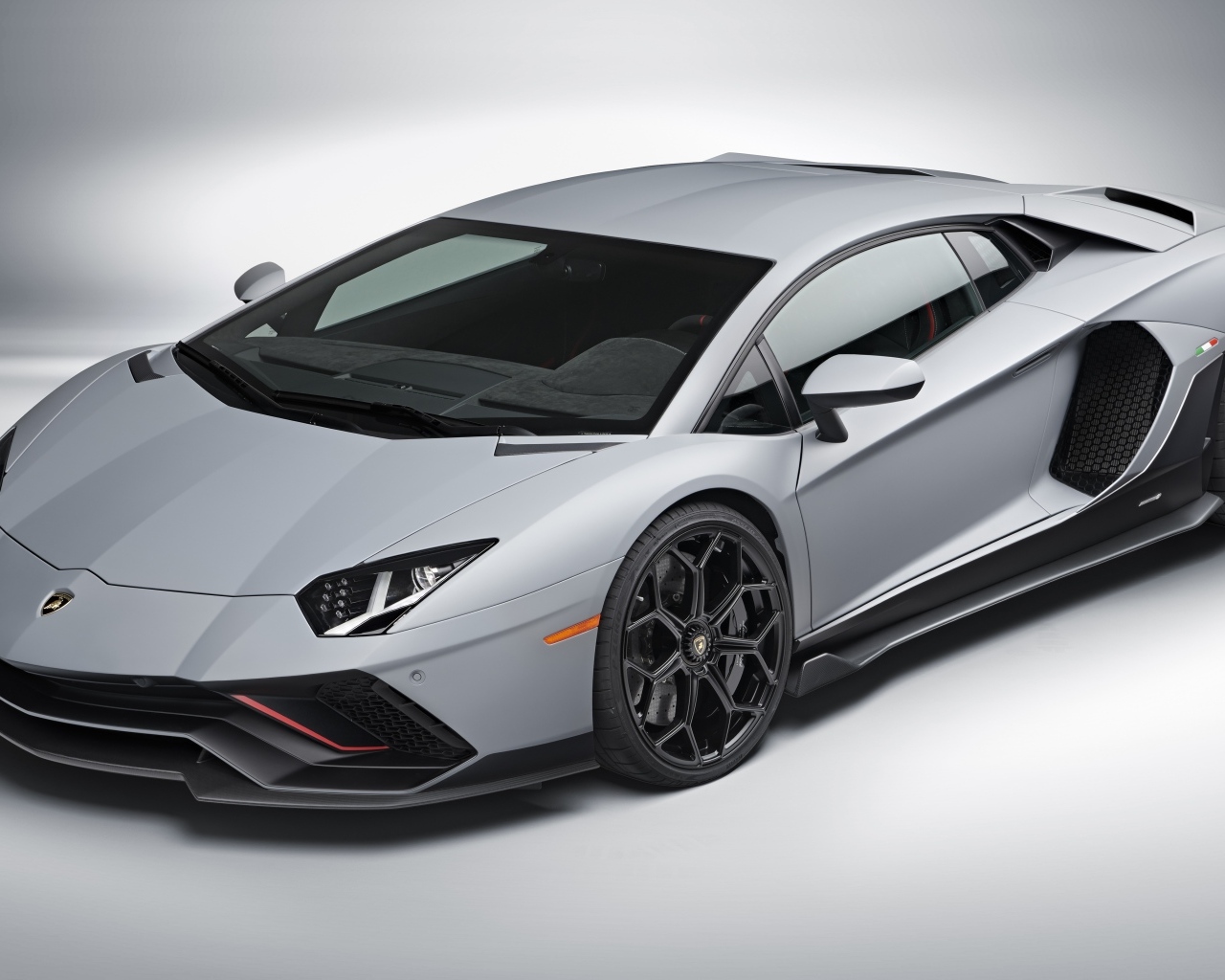 Серебристый автомобиль Lamborghini Aventador LP 780-4 Ultimae 2023