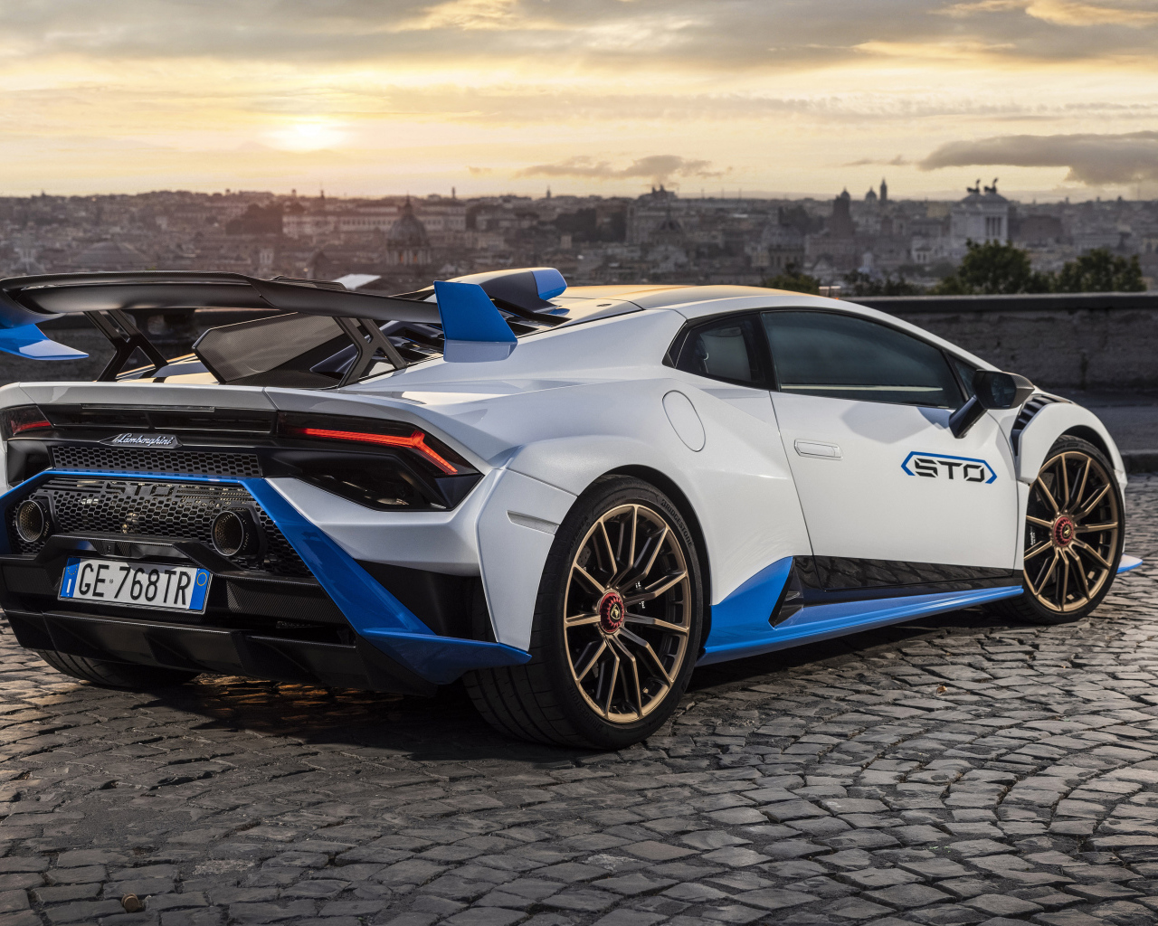 Спортивный Lamborghini Huracán STO на фоне заката 