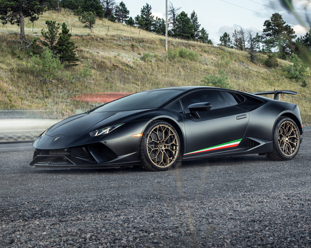 Спорткар Lamborghini Huracan Performante на дороге