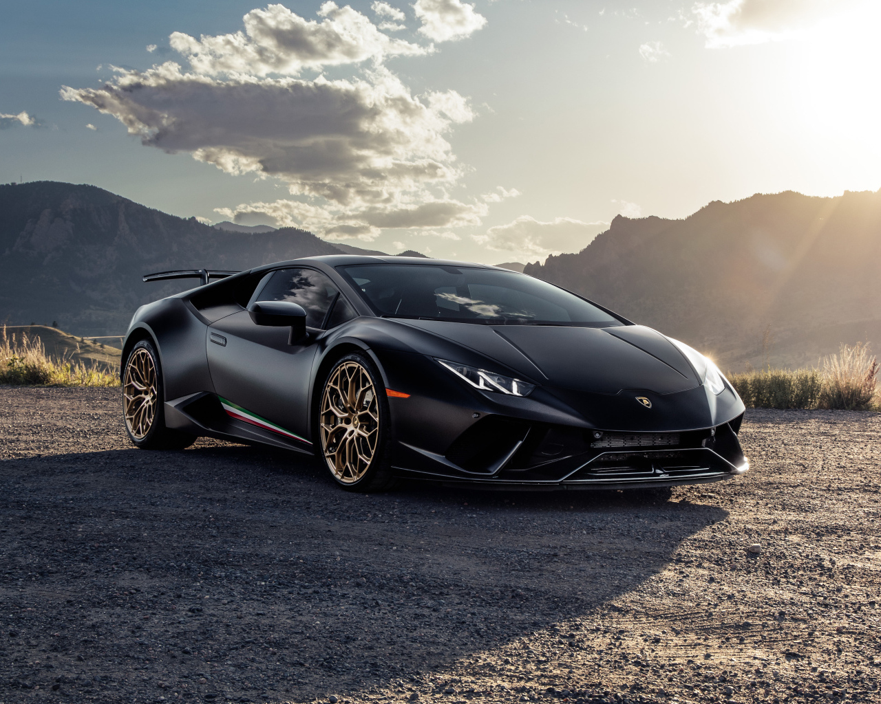 Стильный черный автомобиль Lamborghini Huracan Performante на фоне гор