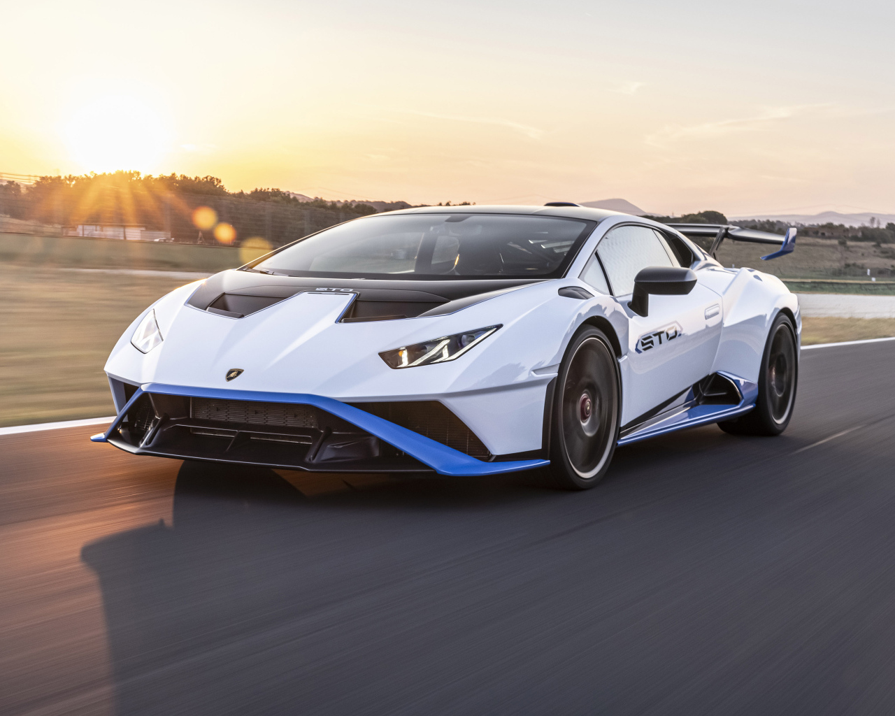 Белый Lamborghini Huracán STO 2022 года 