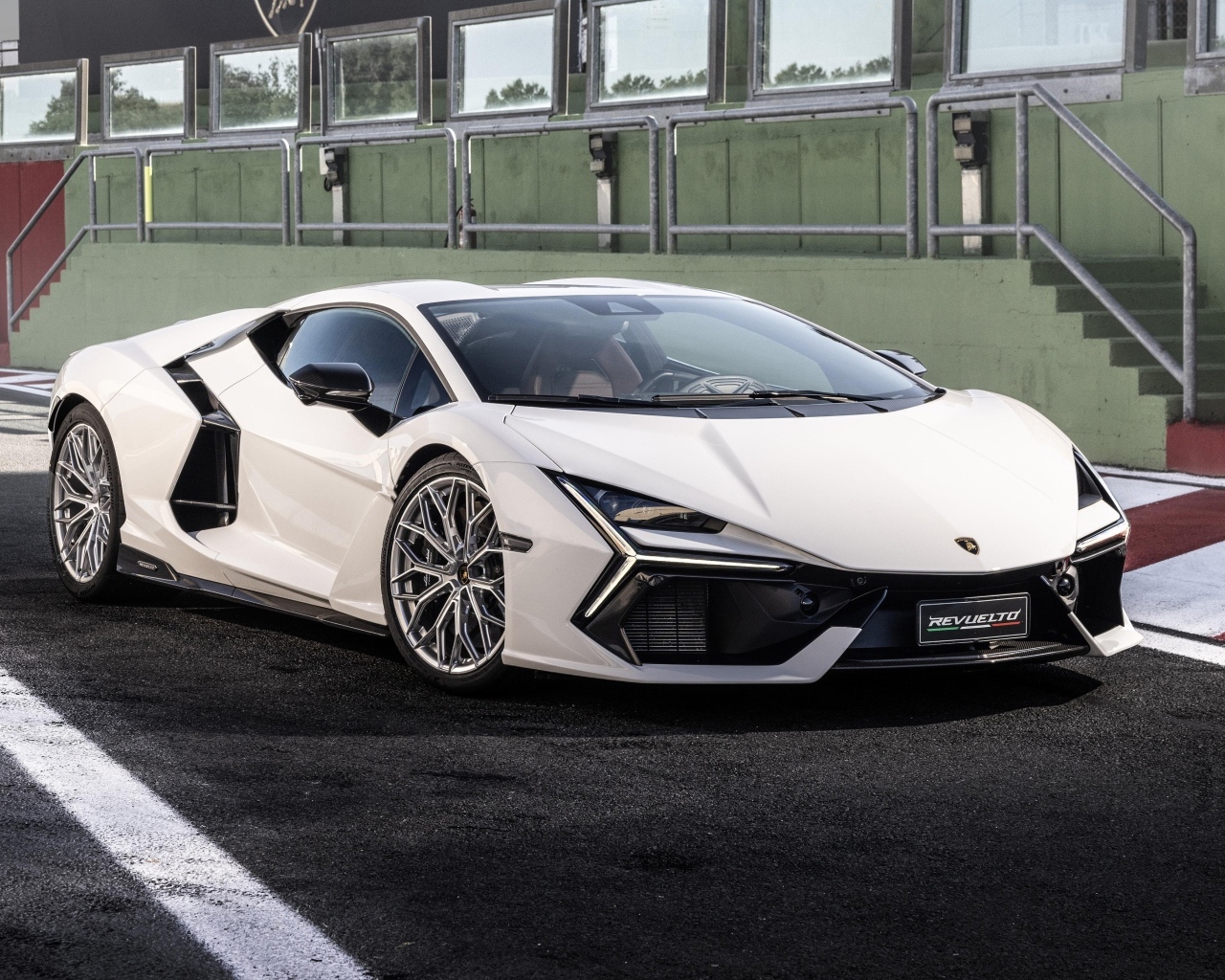 Белый автомобиль Lamborghini Revuelto