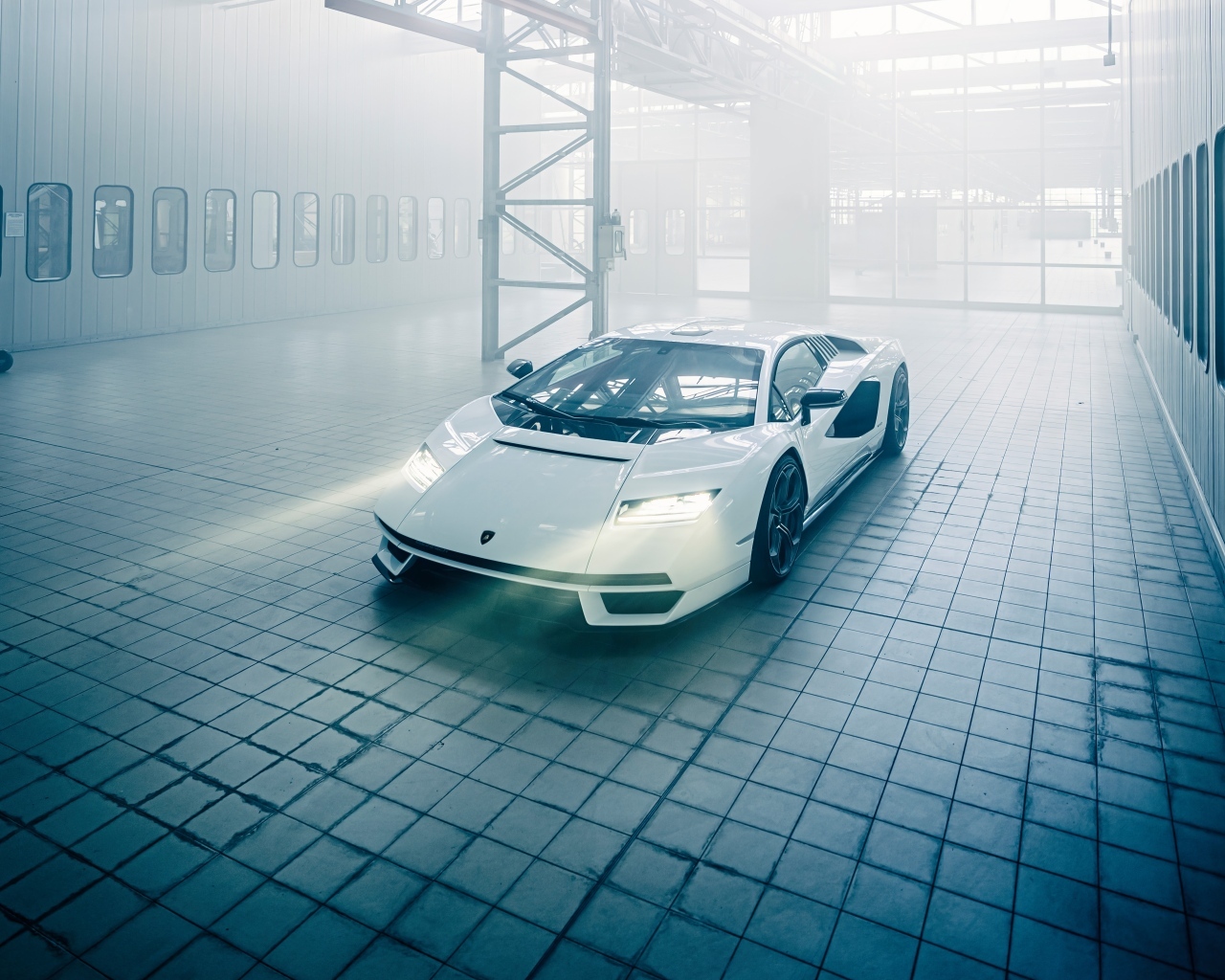 Белый автомобиль Lamborghini Countach LPI 800-4 с включенными фарами