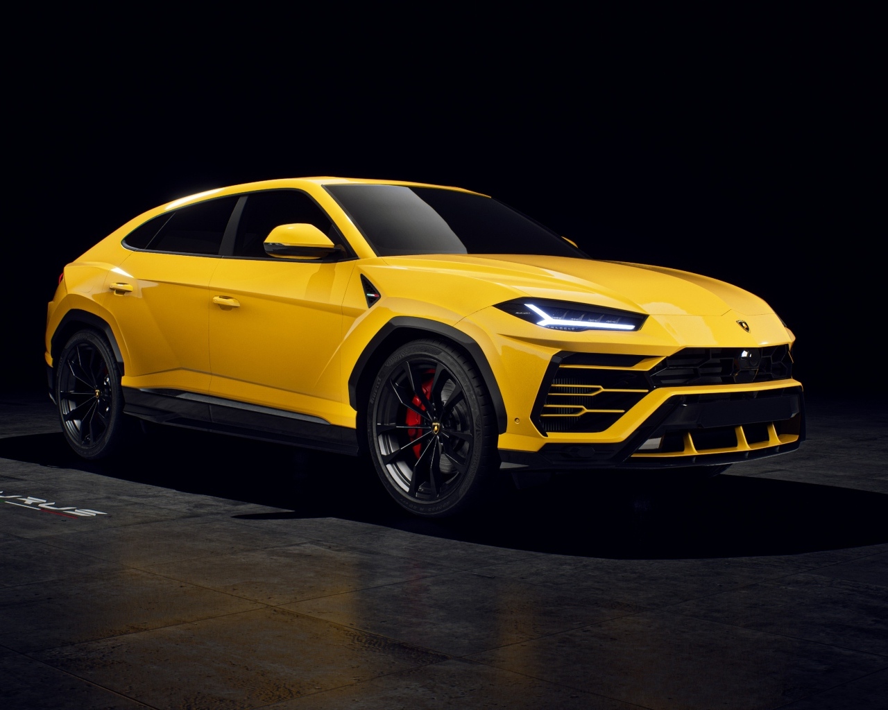Желтый автомобиль Lamborghini Urus