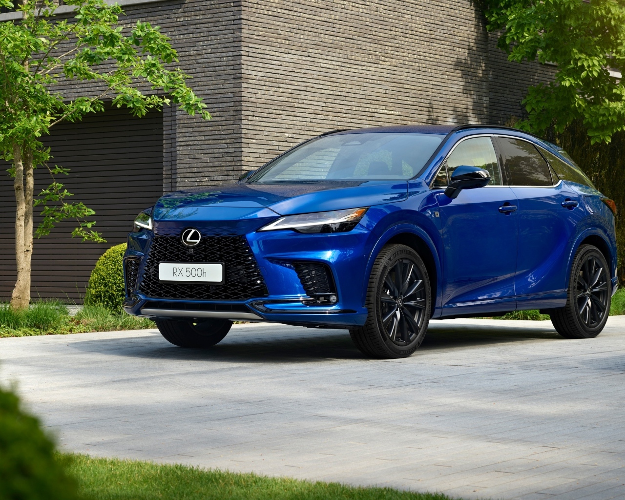 Синий автомобиль Lexus RX 500h F SPORT