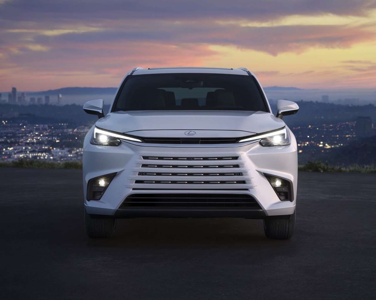 Вид спереди на автомобиль Lexus TX 350 Premium 2024 года