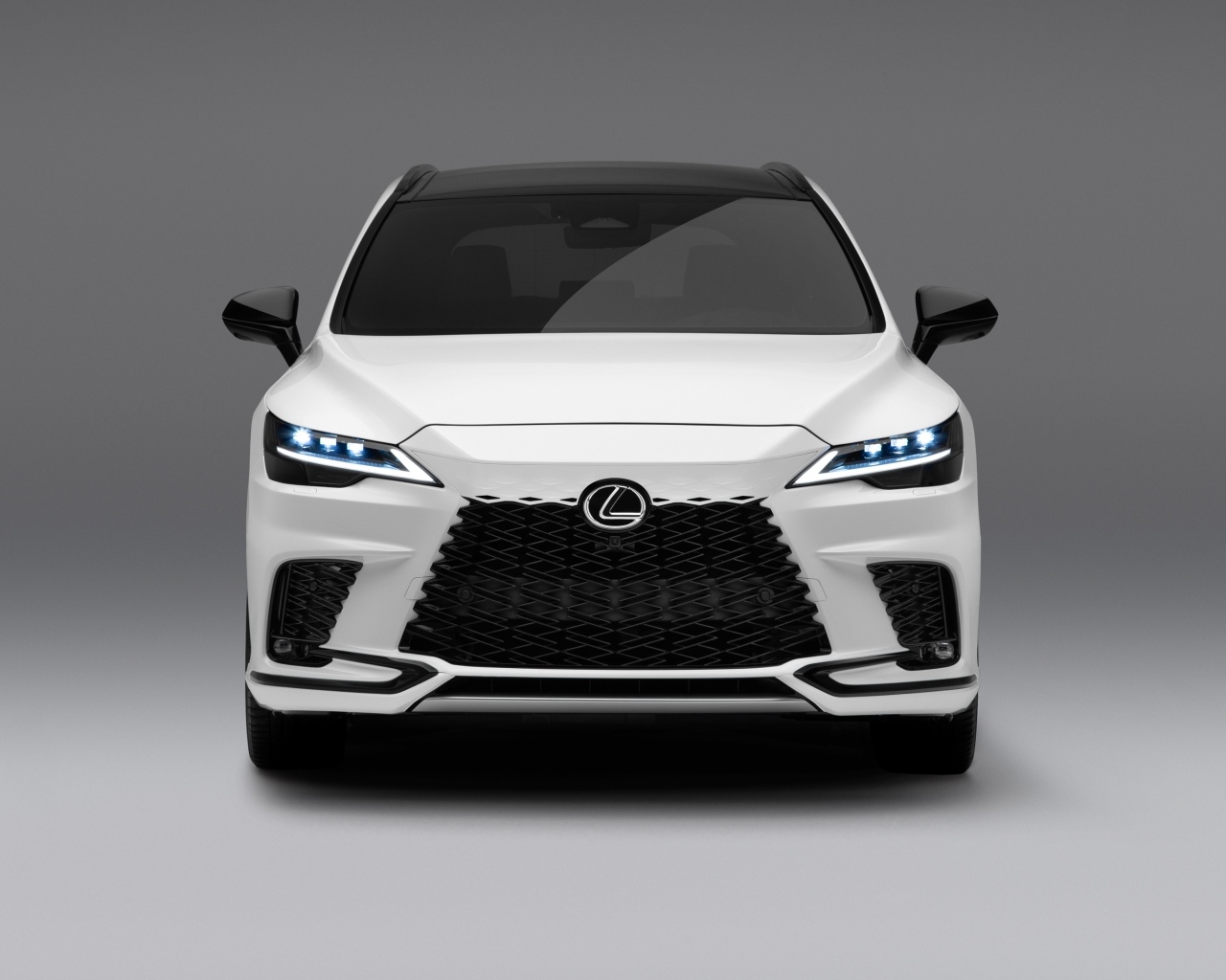 Вид спереди на автомобиль  Lexus RX 500h F SPORT