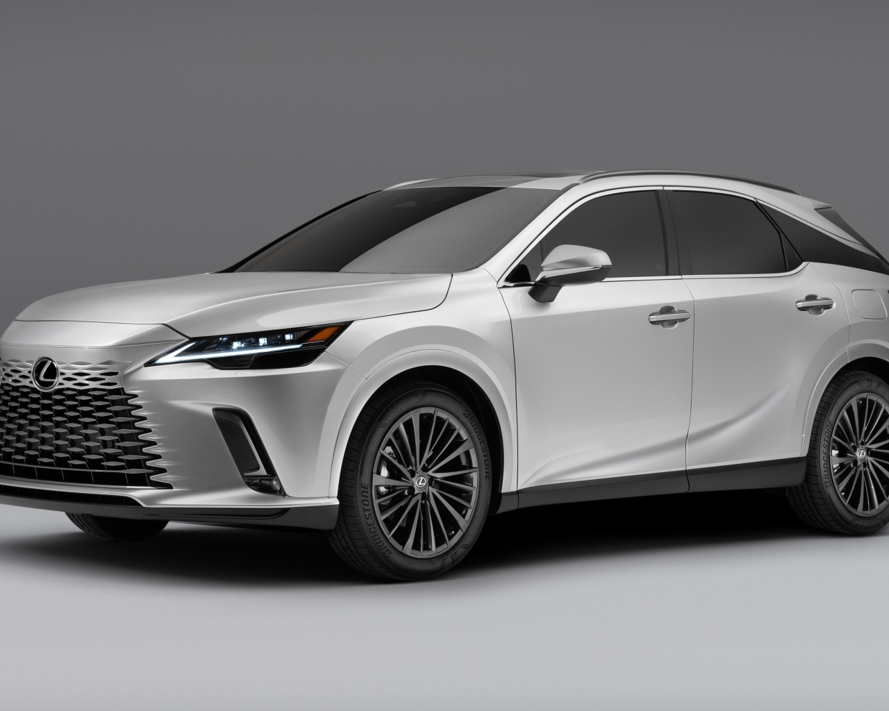 Автомобиль Lexus RX 350 AWD на сером фоне