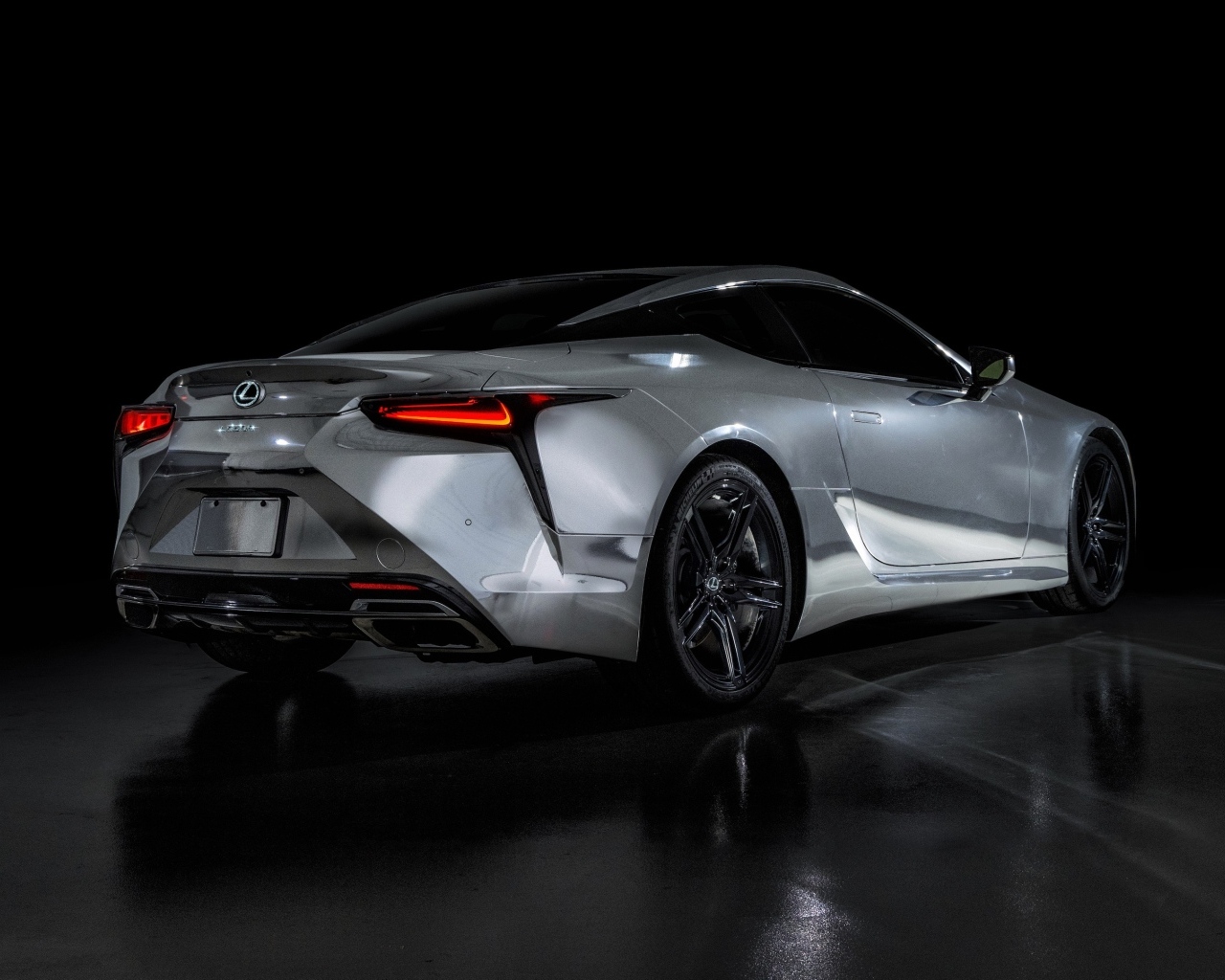 Вид сзади на автомобиль Lexus Renaissance LC 500 2023 года