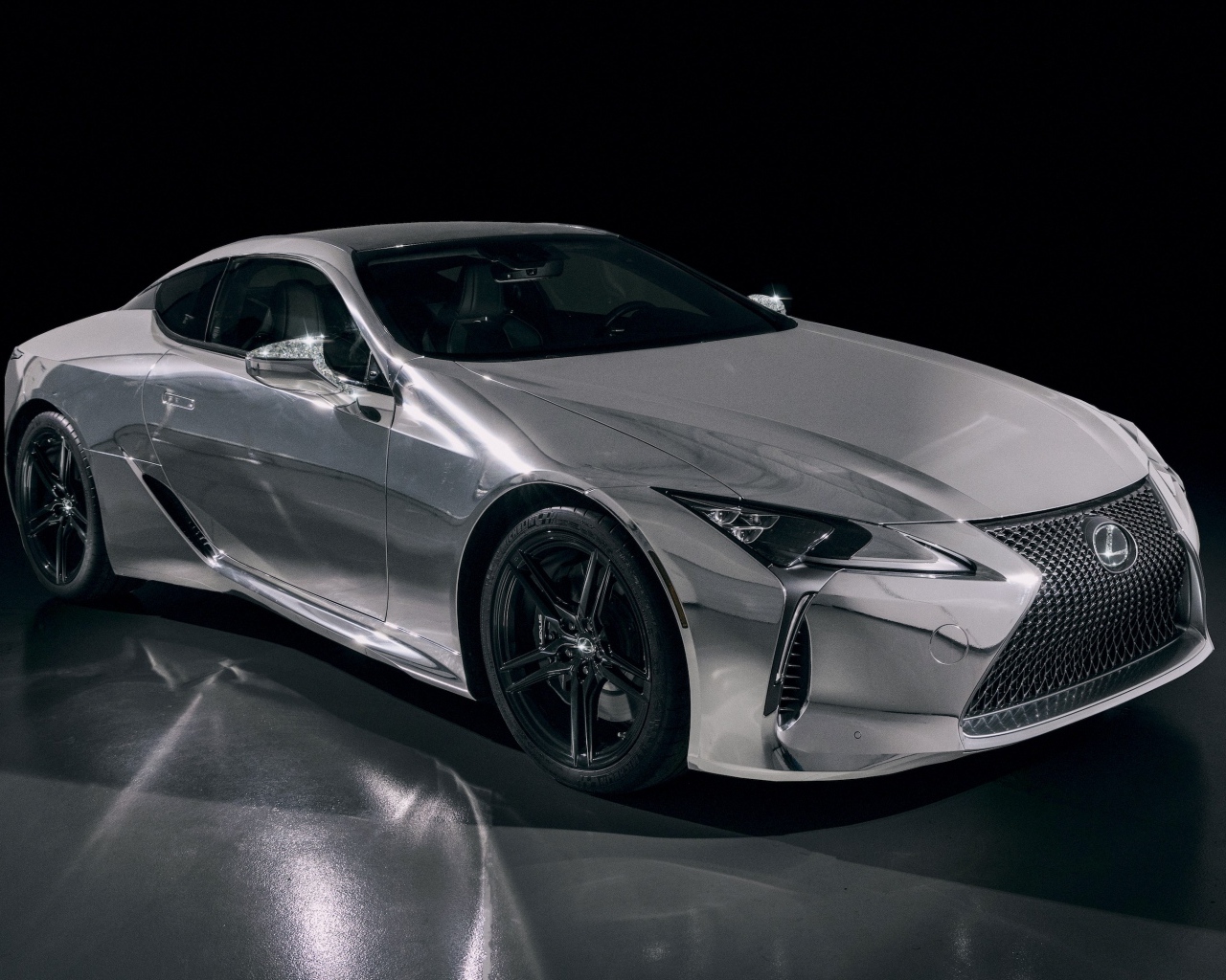 Серебристый автомобиль Lexus Renaissance LC 500 2023 года