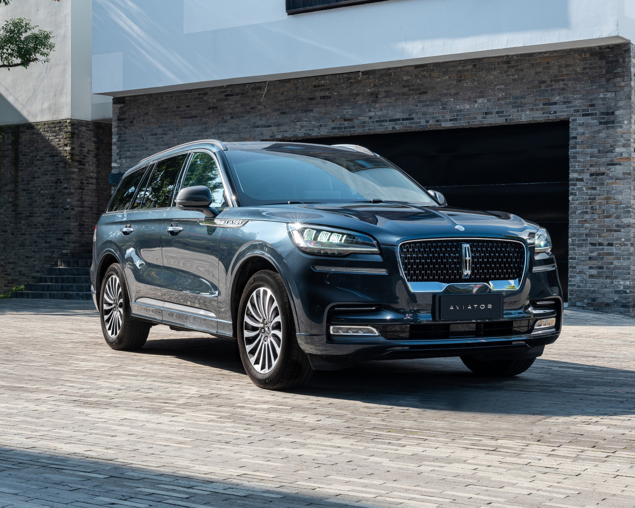 Внедорожник Lincoln Aviator 100th Anniversary 2023 года у гаража