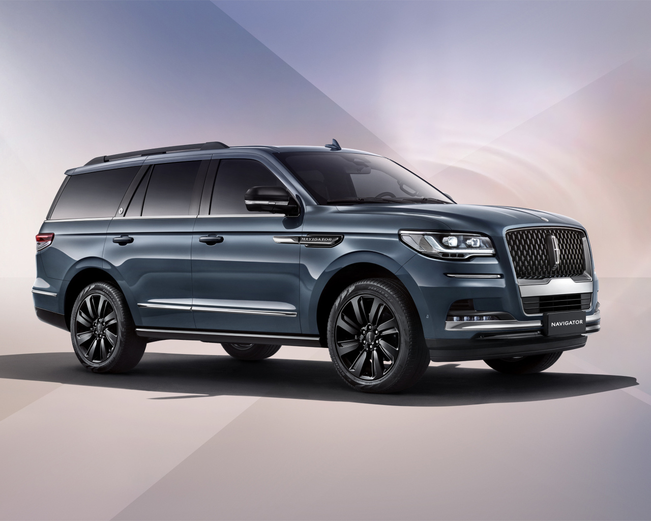 Большой автомобиль Lincoln Navigator 100th Anniversary