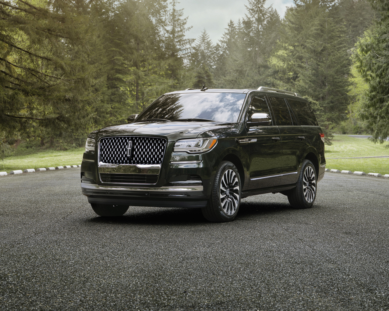 Черный дорогой внедорожник Lincoln Navigator, 2022 года
