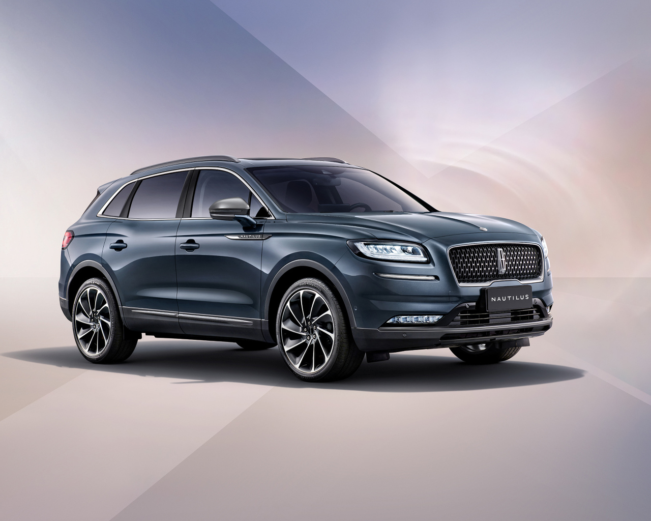 Серебристый внедорожник Lincoln Nautilus 100th Anniversary