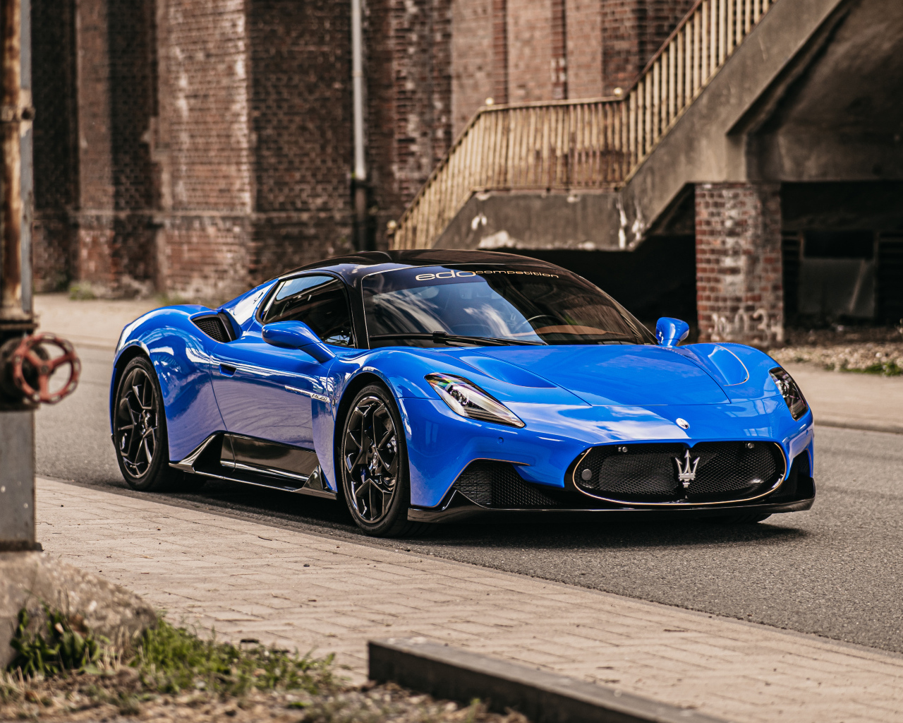 Автомобиль Maserati MC20 Coupé 2022 года на дороге