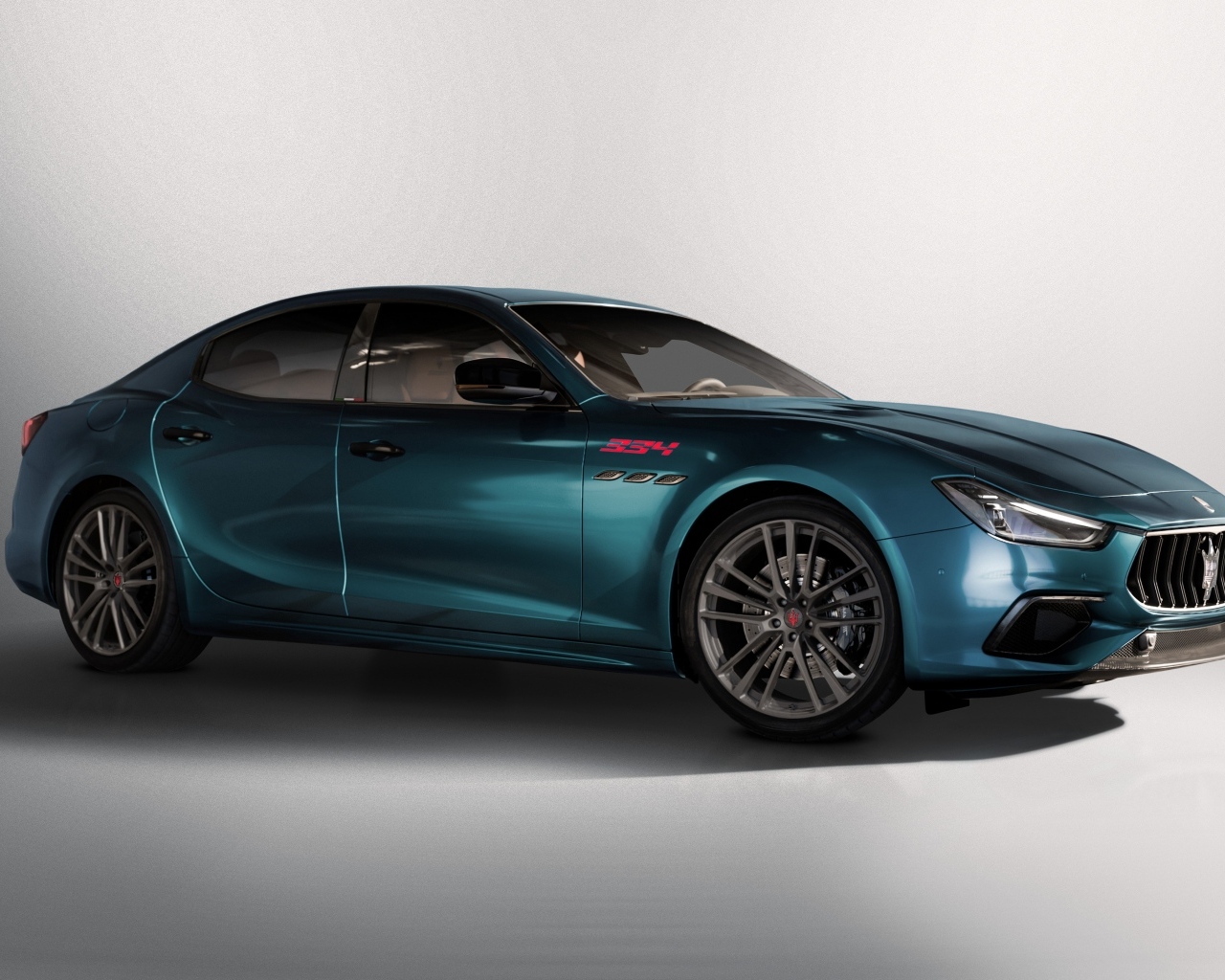 Автомобиль Maserati Ghibli 334 Ultima 2023 года на сером фоне