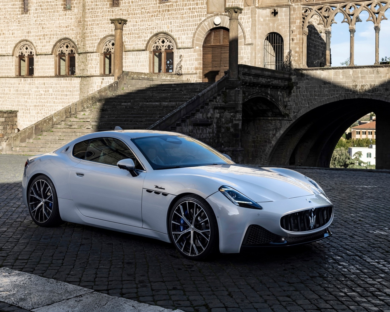 Автомобиль Maserati GranTurismo Modena 2023 года у здания