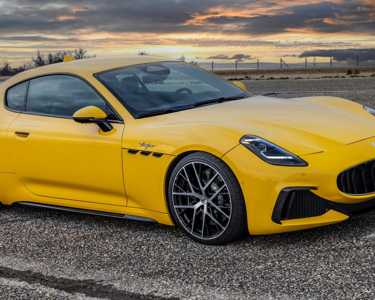 Желтый автомобиль Maserati GranTurismo Trofeo 2023 года