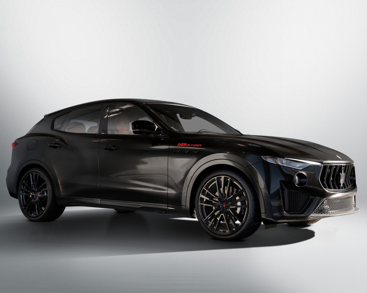 Черный автомобиль Maserati Levante V8 Ultima 2023 года на сером фоне
