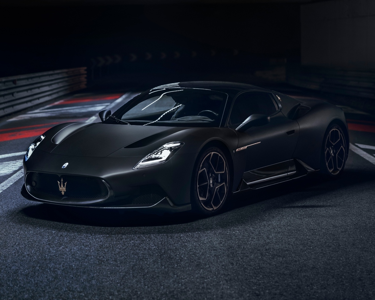 Черный автомобиль Maserati MC20