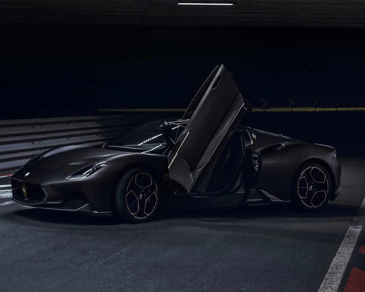 Черный автомобиль Maserati MC20  с открытыми дверями