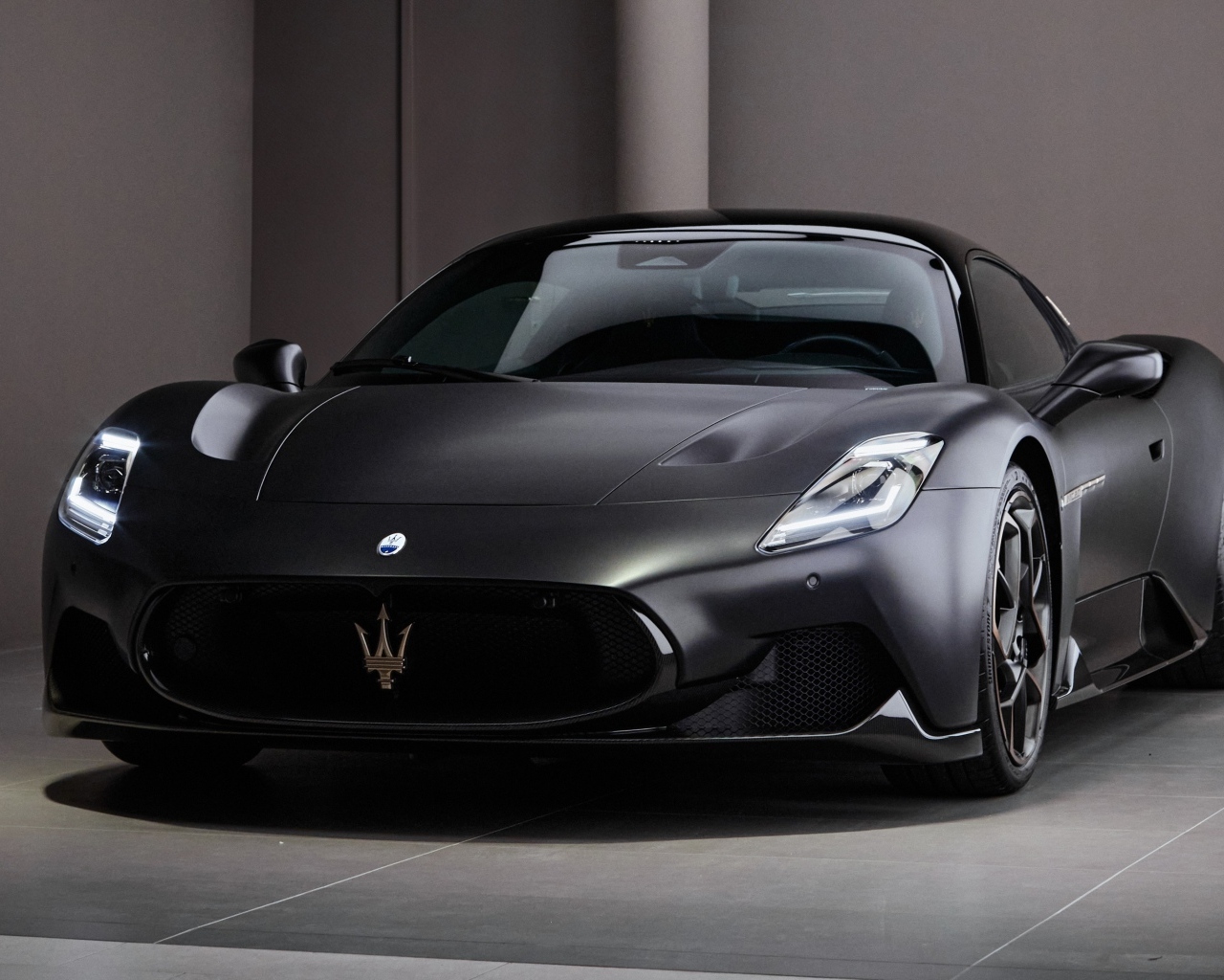 Черный автомобиль Maserati MC20 Notte Coupé 2023 года