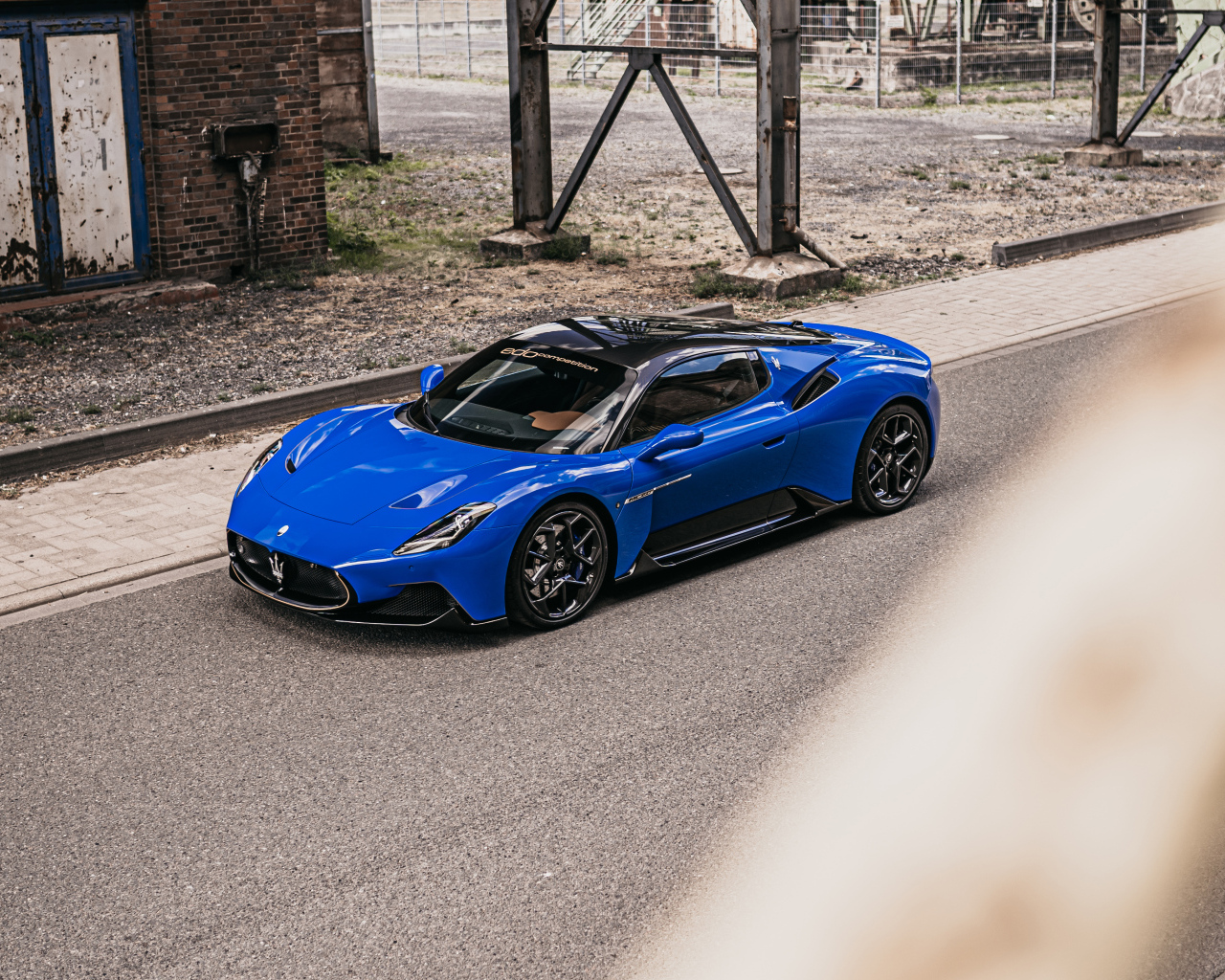 Синий автомобиль Maserati MC20 Coupé 2022 года