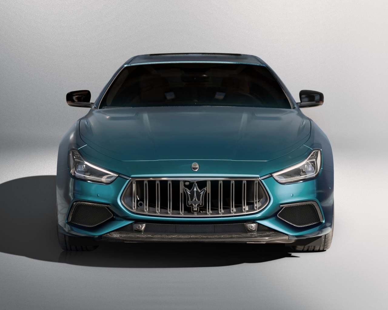 Вид спереди на автомобиль Maserati Ghibli 334 Ultima 2023 года