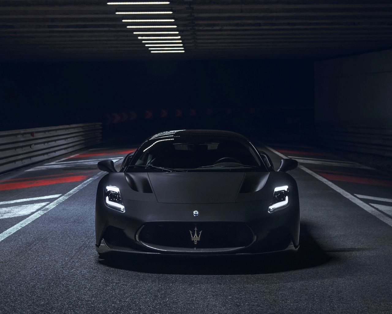 Вид спереди на автомобиль Maserati MC20 Notte Coupé 2023  года