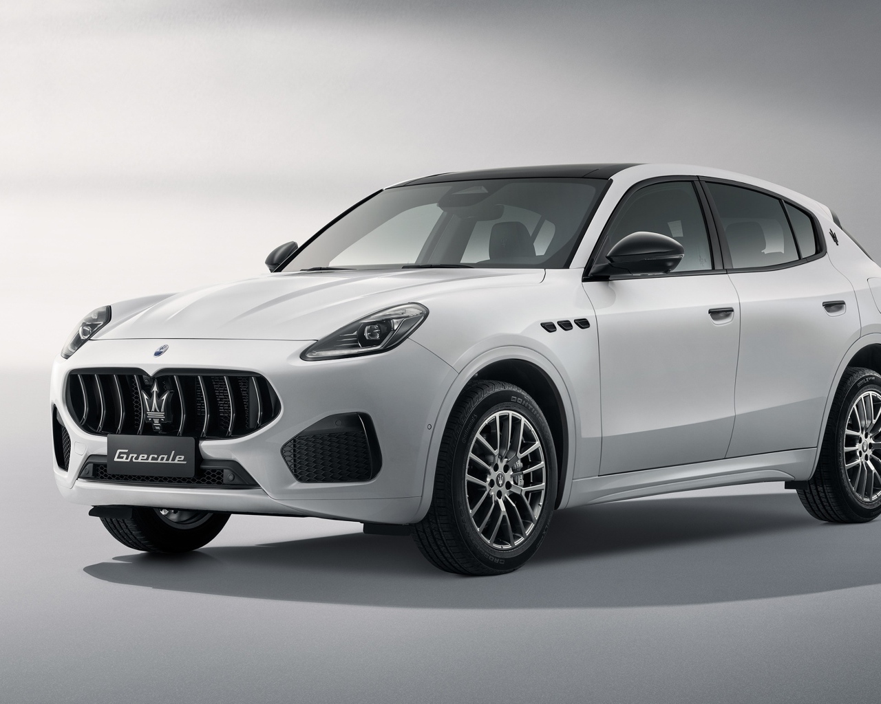 Автомобиль Maserati Grecale Nerissimo Edition 2023 на сером фоне