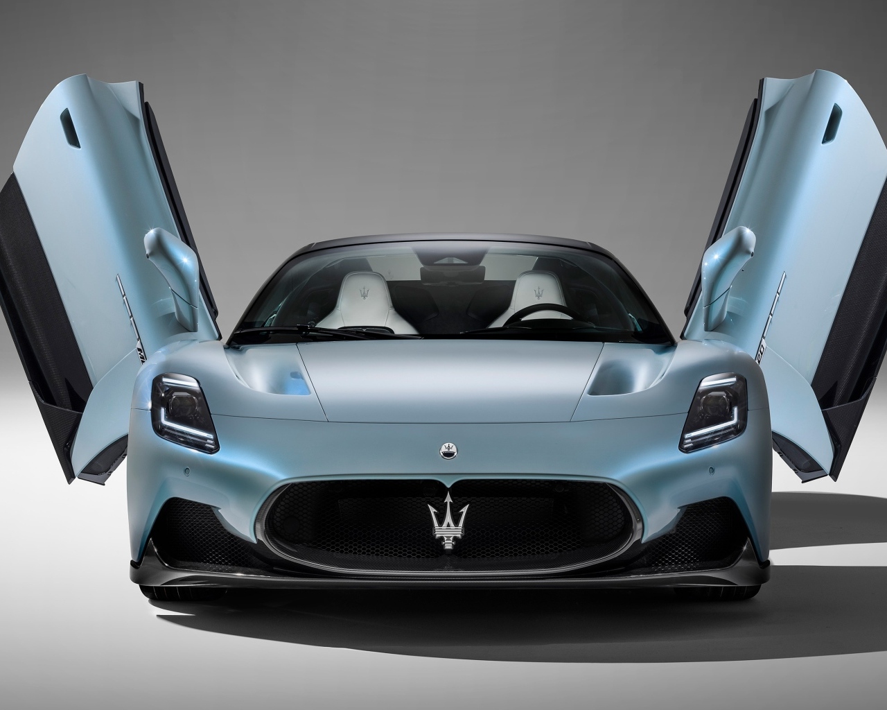 Автомобиль Maserati MC20 Cielo с открытыми дверями