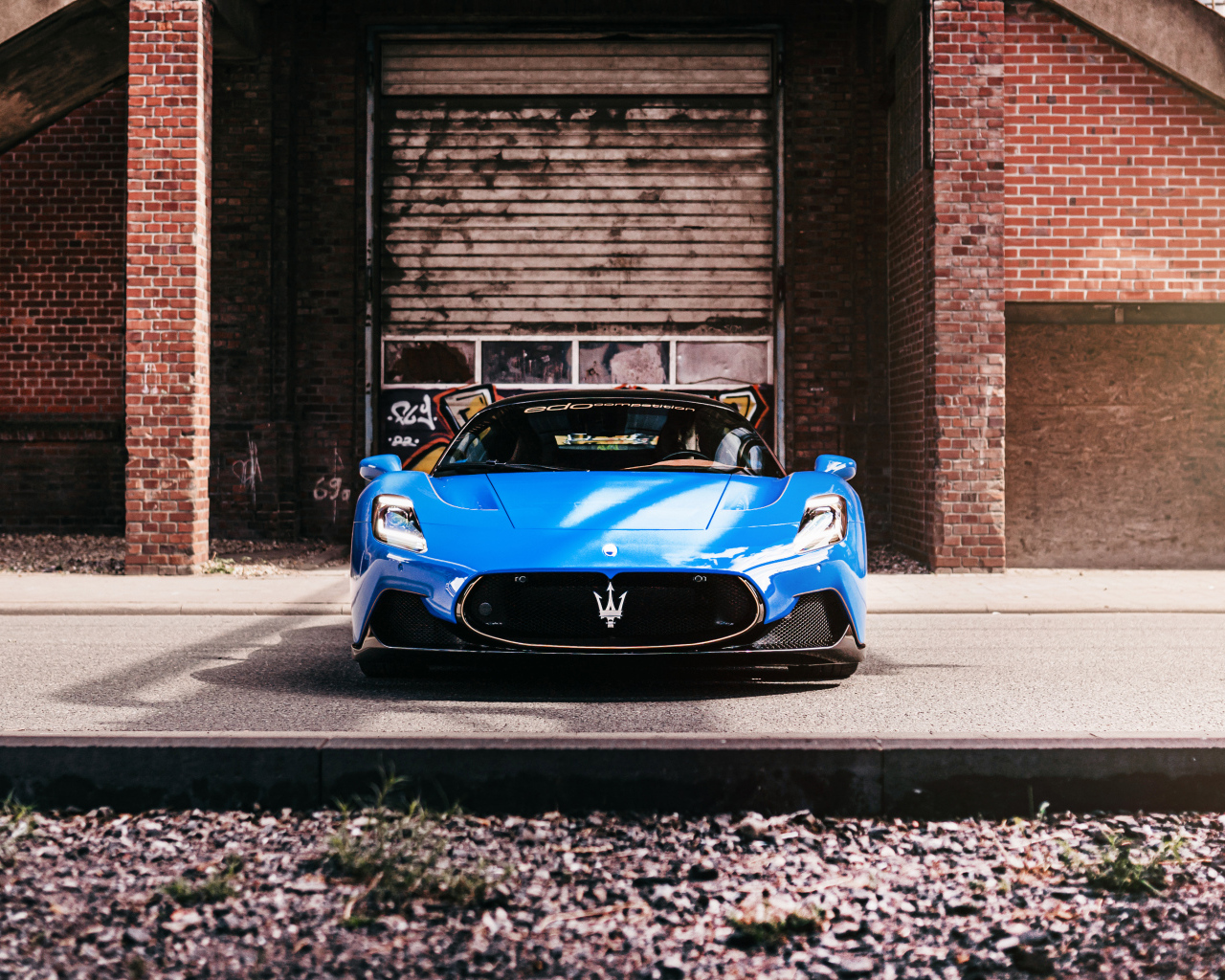 Автомобиль Maserati MC20 Coupé 2022 вид спереди