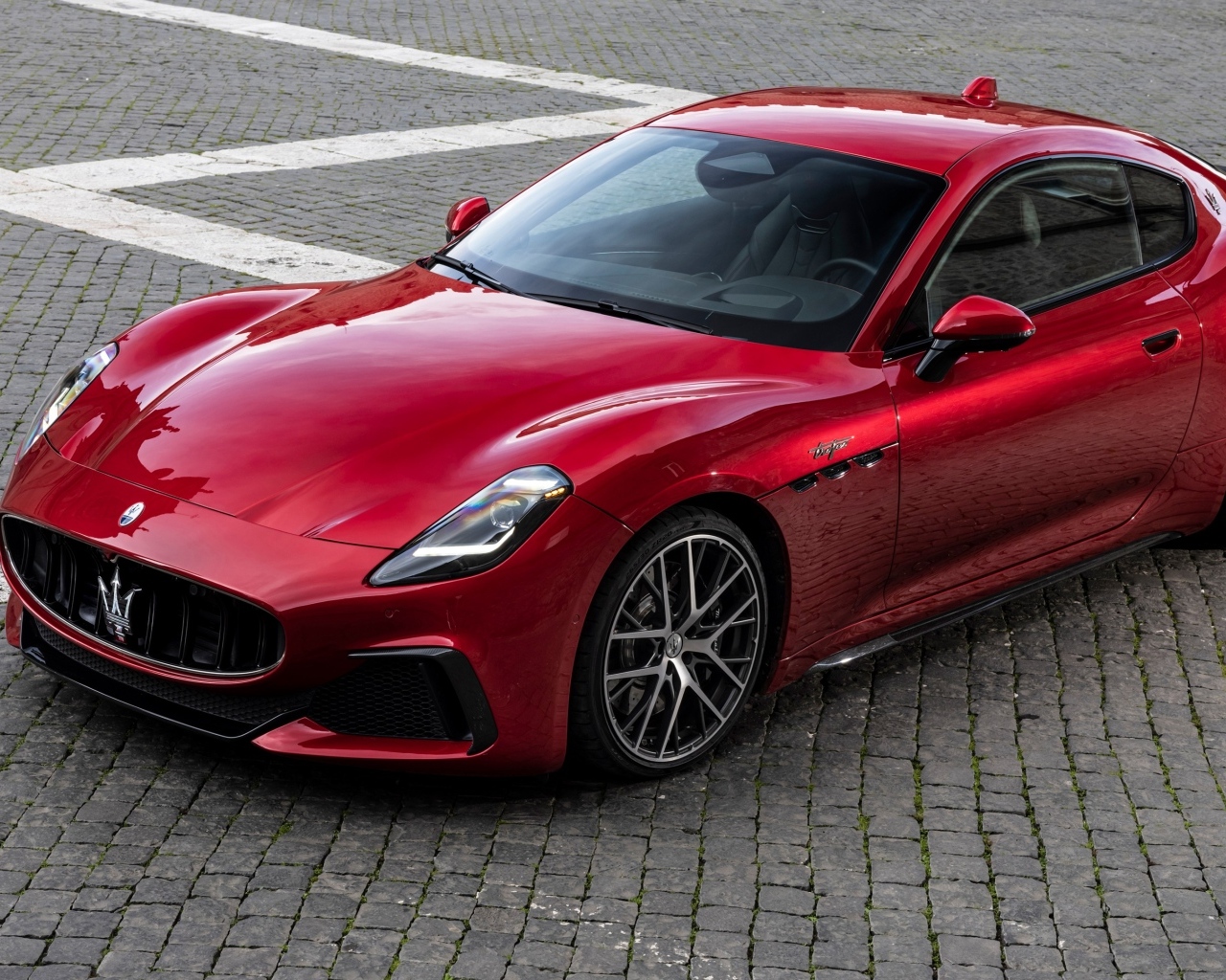 Красный Maserati GranTurismo Trofeo 2023 года