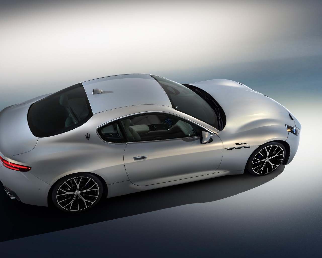 Серебристый Maserati GranTurismo Modena 2023  года