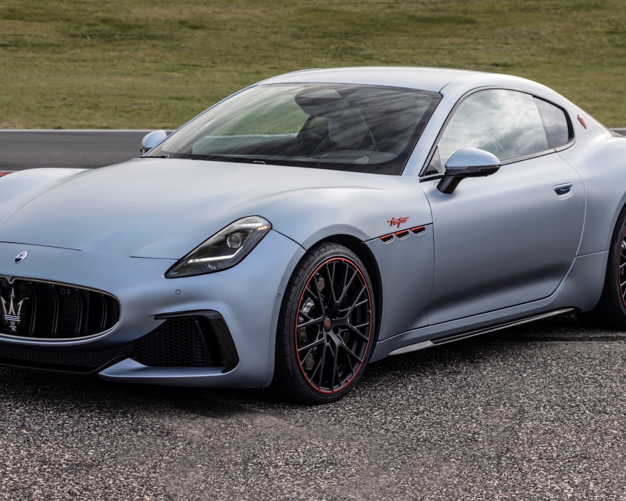 Серебристый автомобиль Maserati GranTurismo Trofeo PrimaSerie 2023 года