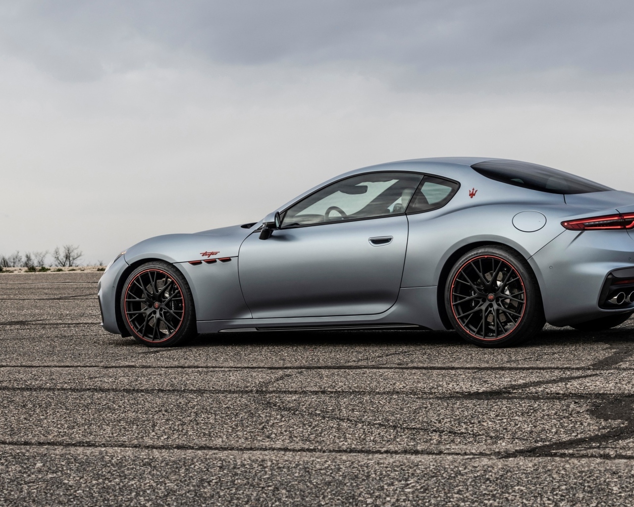 Серебристый Maserati GranTurismo Trofeo PrimaSerie 2023 года вид сбоку