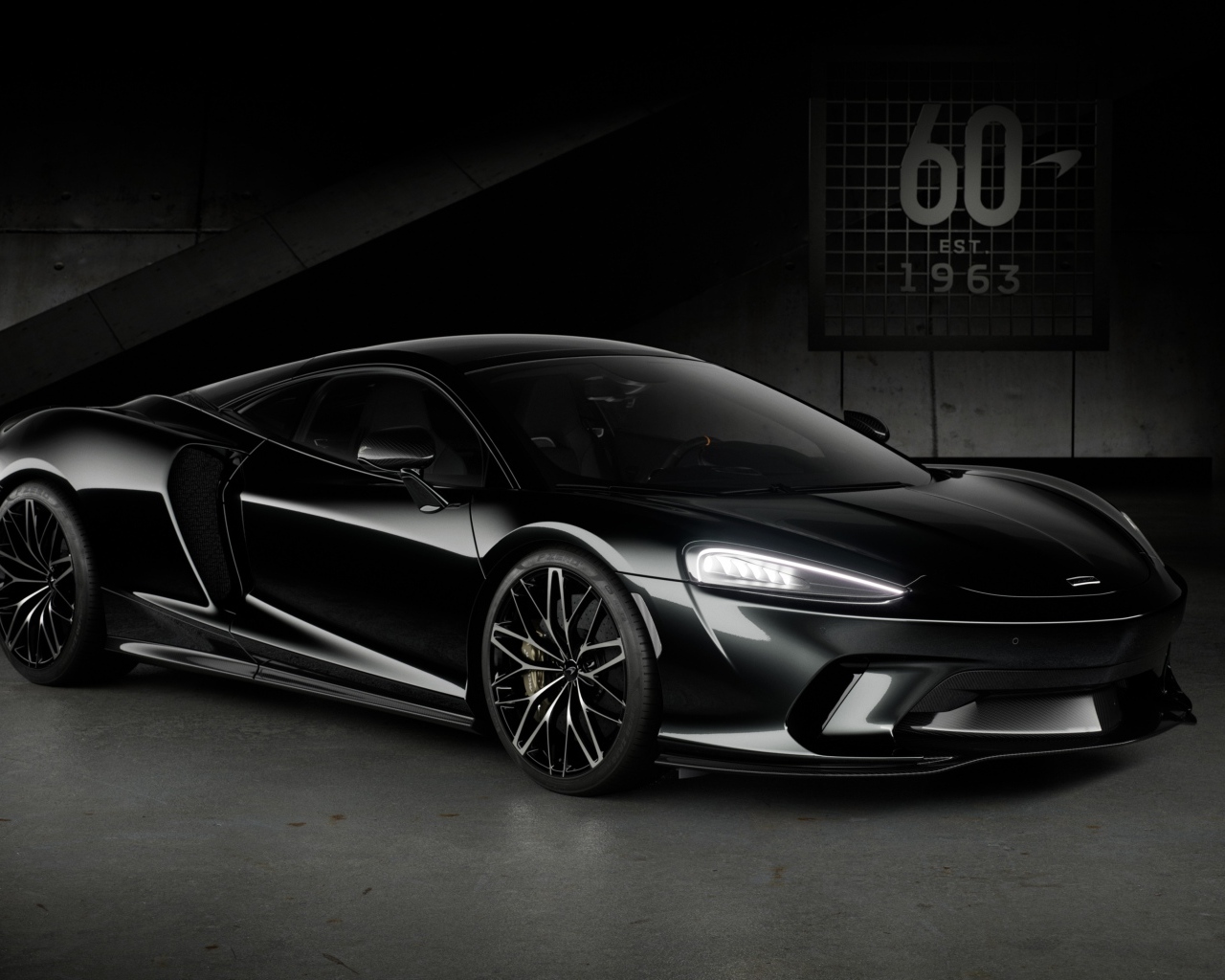 Черный автомобиль McLaren GT 60th