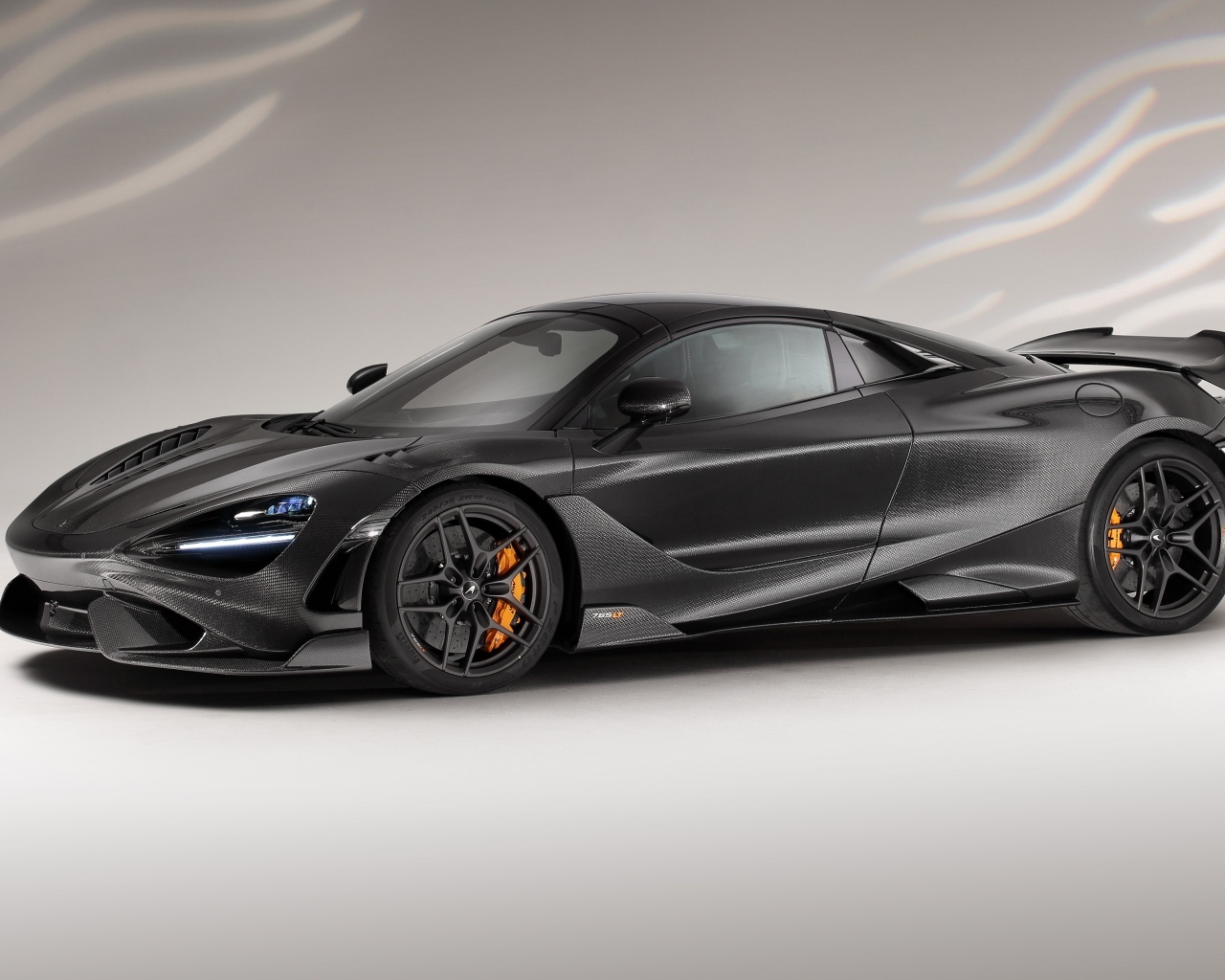 Черный автомобиль McLaren 765LT Spider Carbon