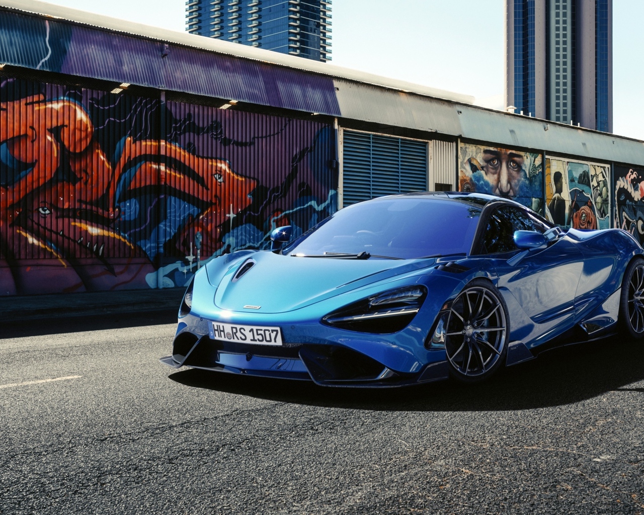 Синий автомобиль McLaren 765 LT у стены