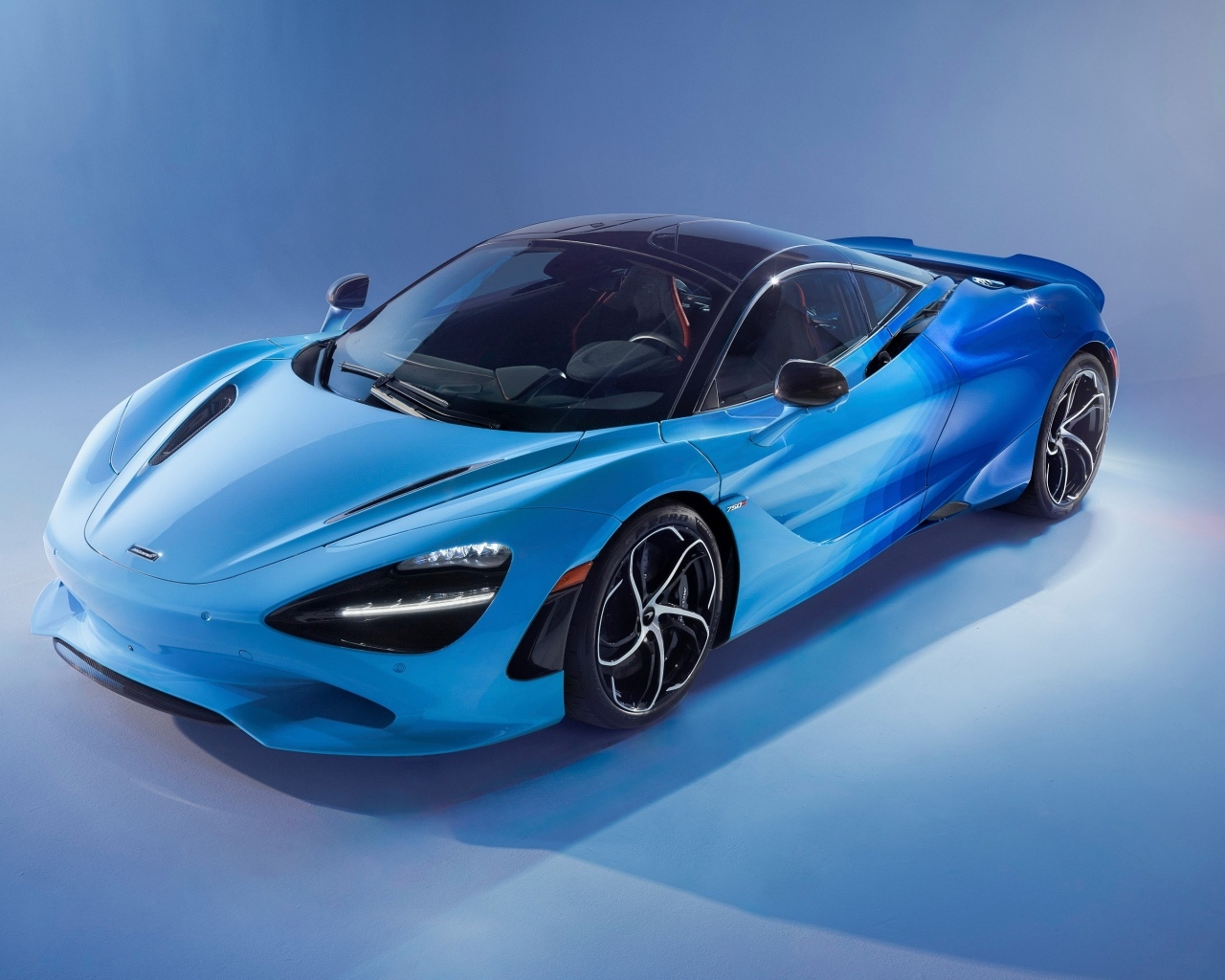 Синий спортивный автомобиль McLaren MSO 750S
