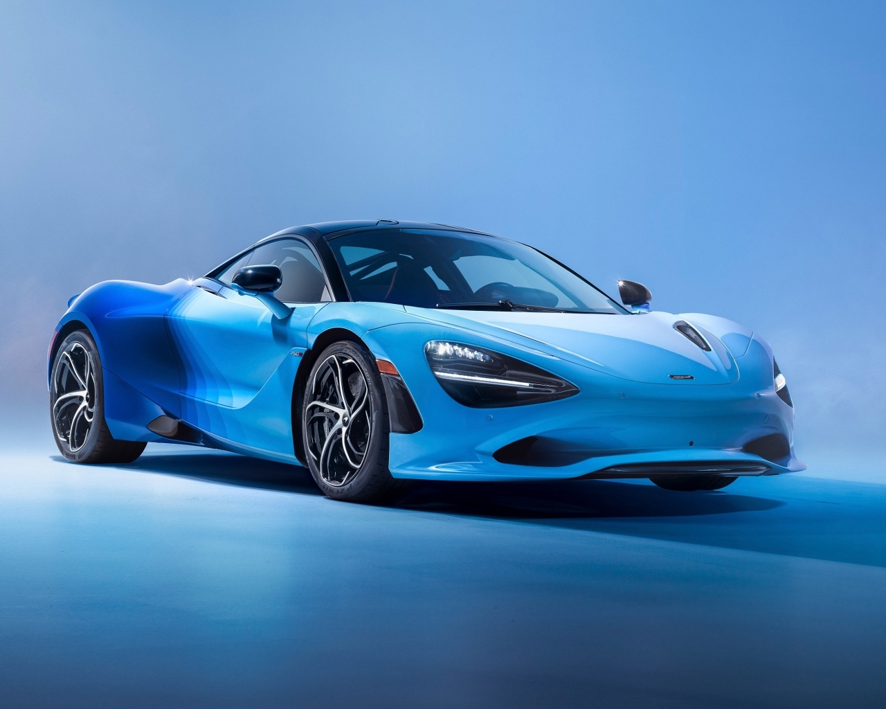 Синий автомобиль McLaren MSO 750S